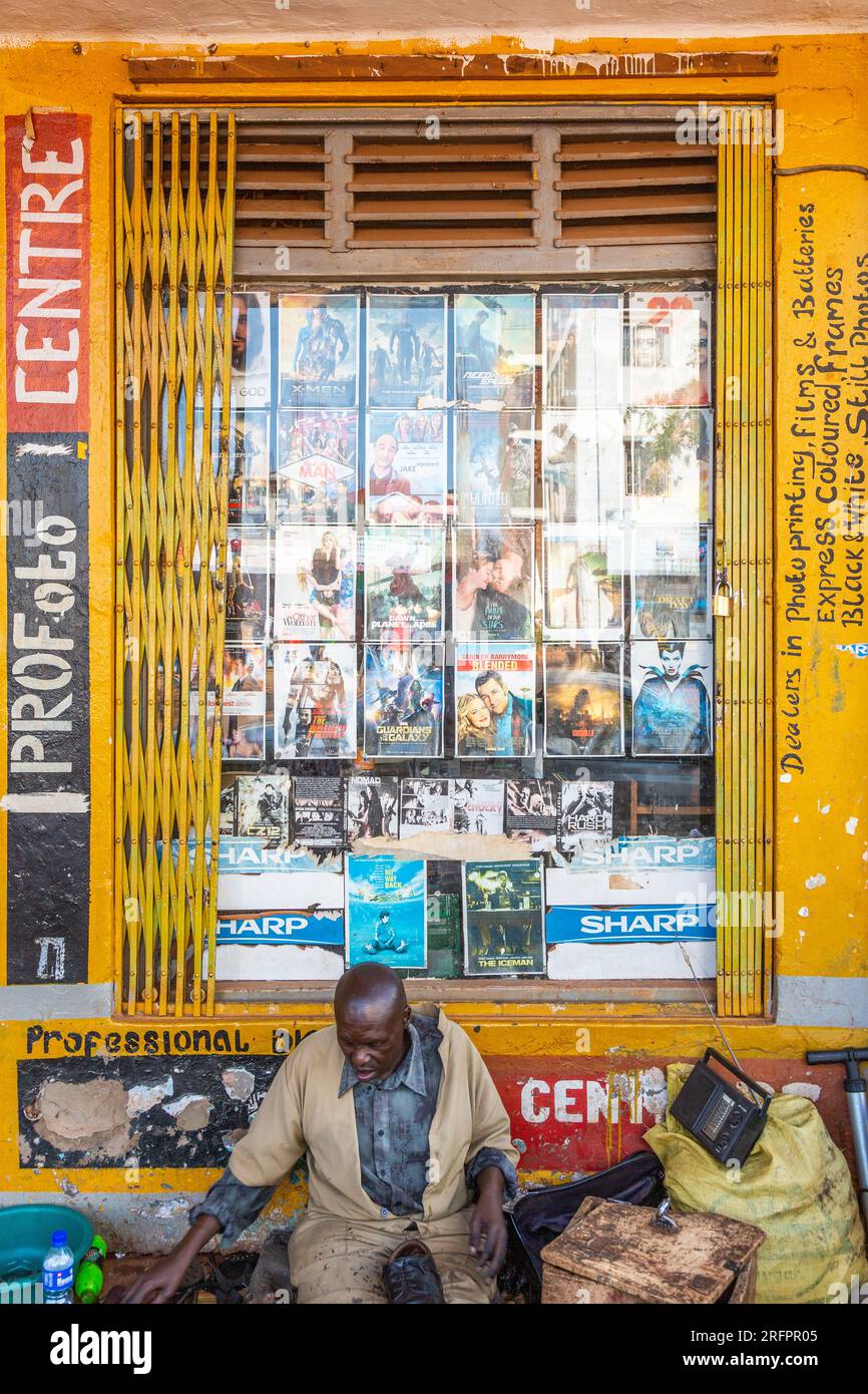 Vor einem Geschäft, das behauptet, professionelle Fotodienste anzubieten. Jinja, Uganda. Stockfoto