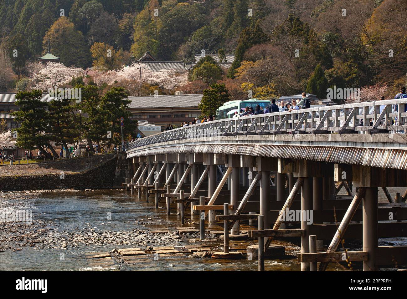 Togetsukyo Bridge - Frühlingsblüten, Herbstfarben und Berge Stockfoto