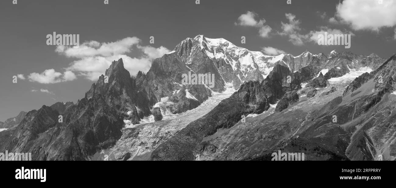 Das Mont-Blanc-Massiv aus dem Val Ferret-Tal in Italien. Stockfoto
