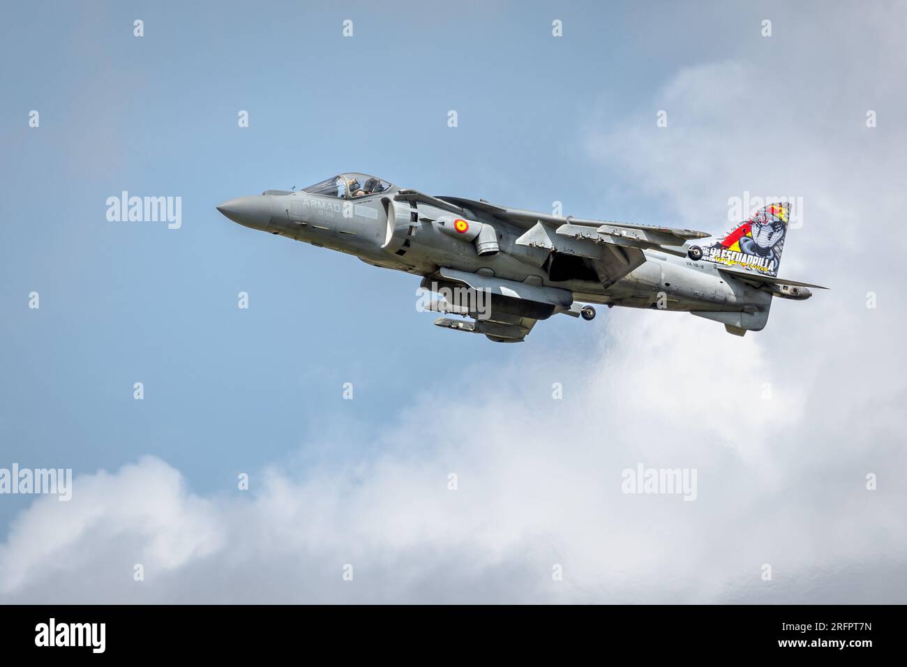 Spanische Marine - McDonnell Douglas Av-8B Harrier II, in der Luft bei der Royal International Air Tattoo 2023. Stockfoto