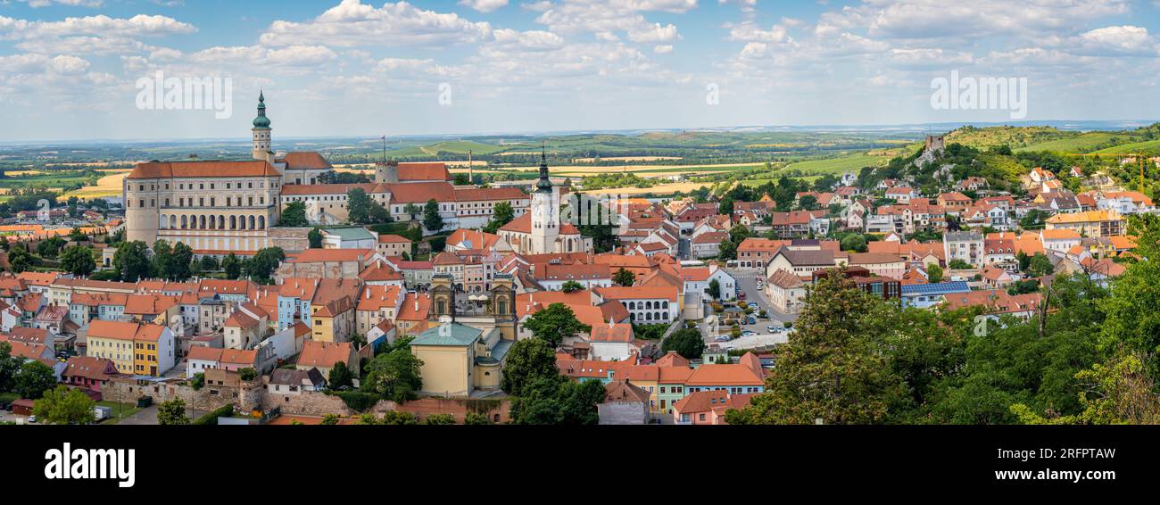 Panoramablick auf Mikulov, beliebtes Touristenziel in der südmährischen Region der Tschechischen Republik Stockfoto