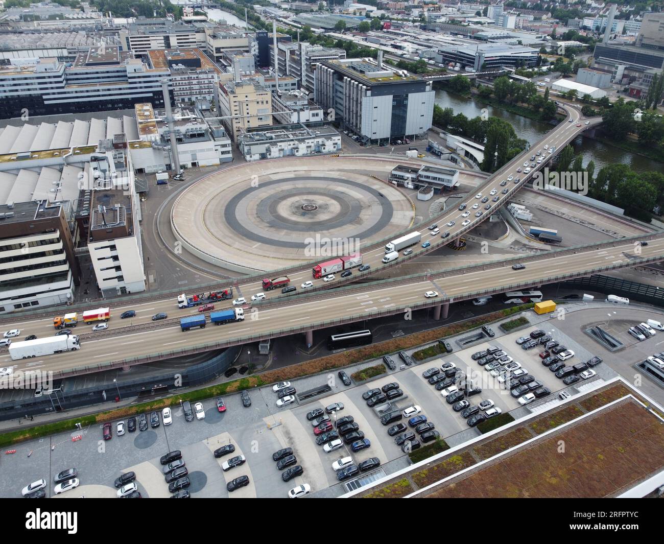 Luftaufnahme mit Blick auf den kreisförmigen Gleitkufen der Werksteststrecke Mercedes-Benz Untertürkheim über eine Autobahn Stockfoto