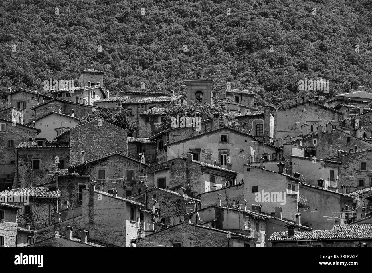 Scanno, Abruzzen. Scanno ist eine italienische Stadt mit 1 782 Einwohnern in der Provinz L'Aquila in den Abruzzen. Das Gemeindegebiet, umgeben von Th Stockfoto