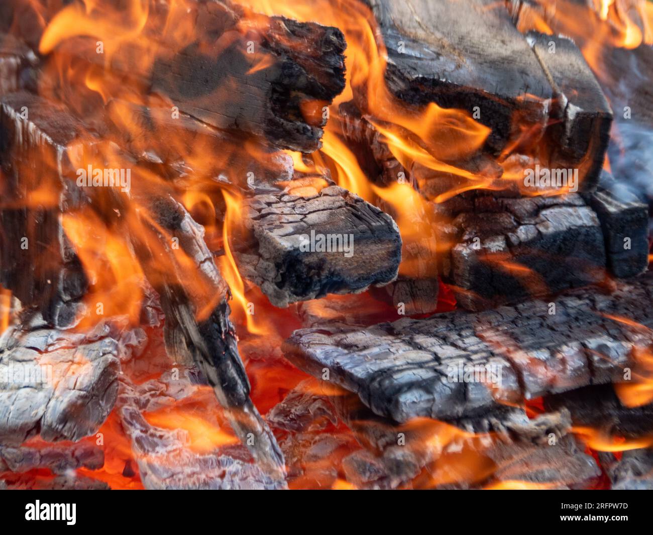Brennendes Holz im Feuer Stockfoto
