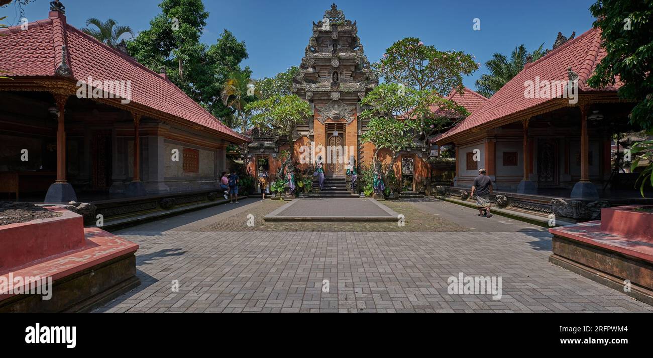 Ubud Palace, offiziell Puri Saren Agung, ist ein historischer Gebäudekomplex in Ubud, Gianyar Regency von Bali, Indonesien. Stockfoto