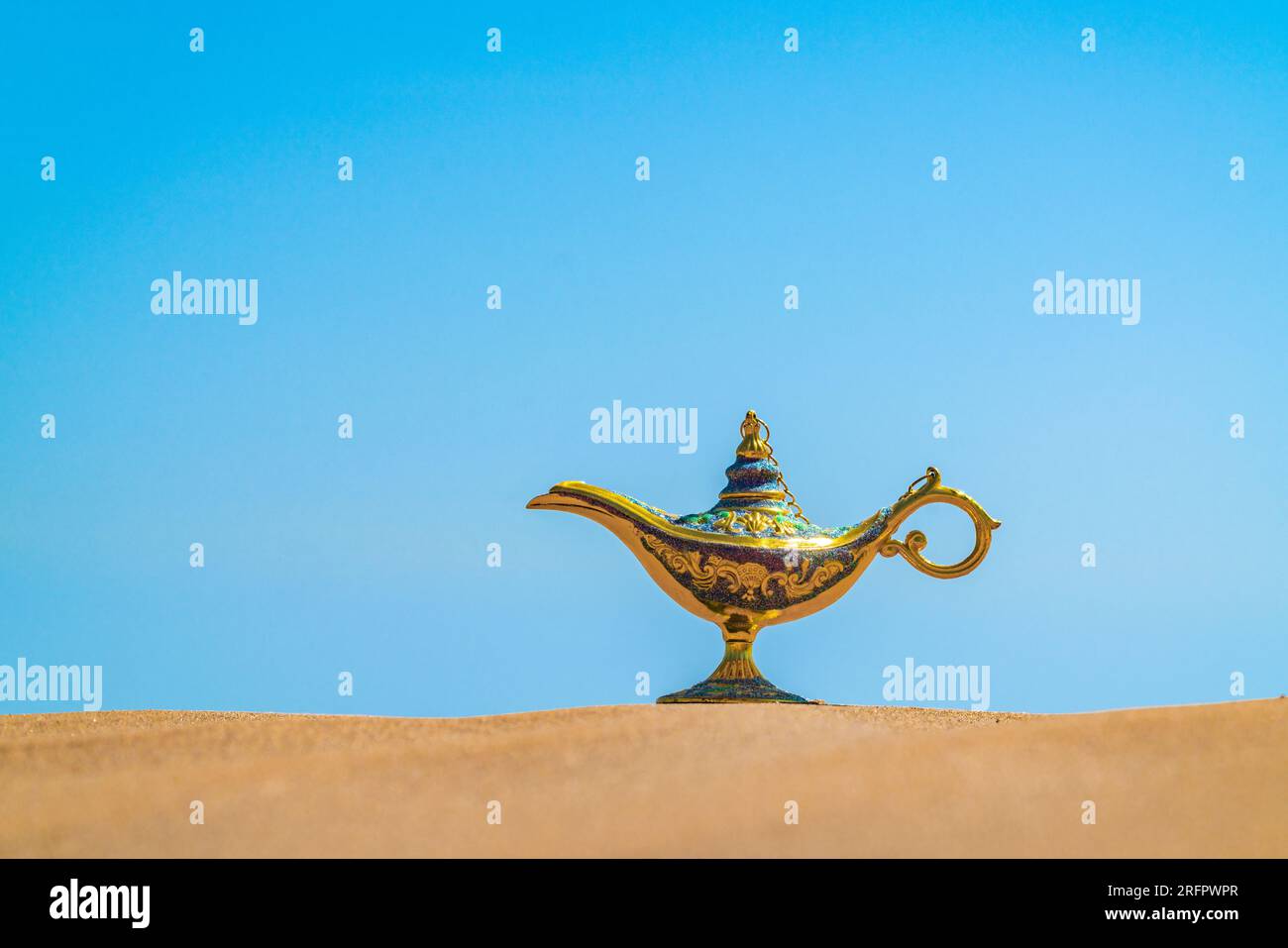 Handgefertigte Aladdin-Lampe im Vintage-Stil am Sand Stockfoto