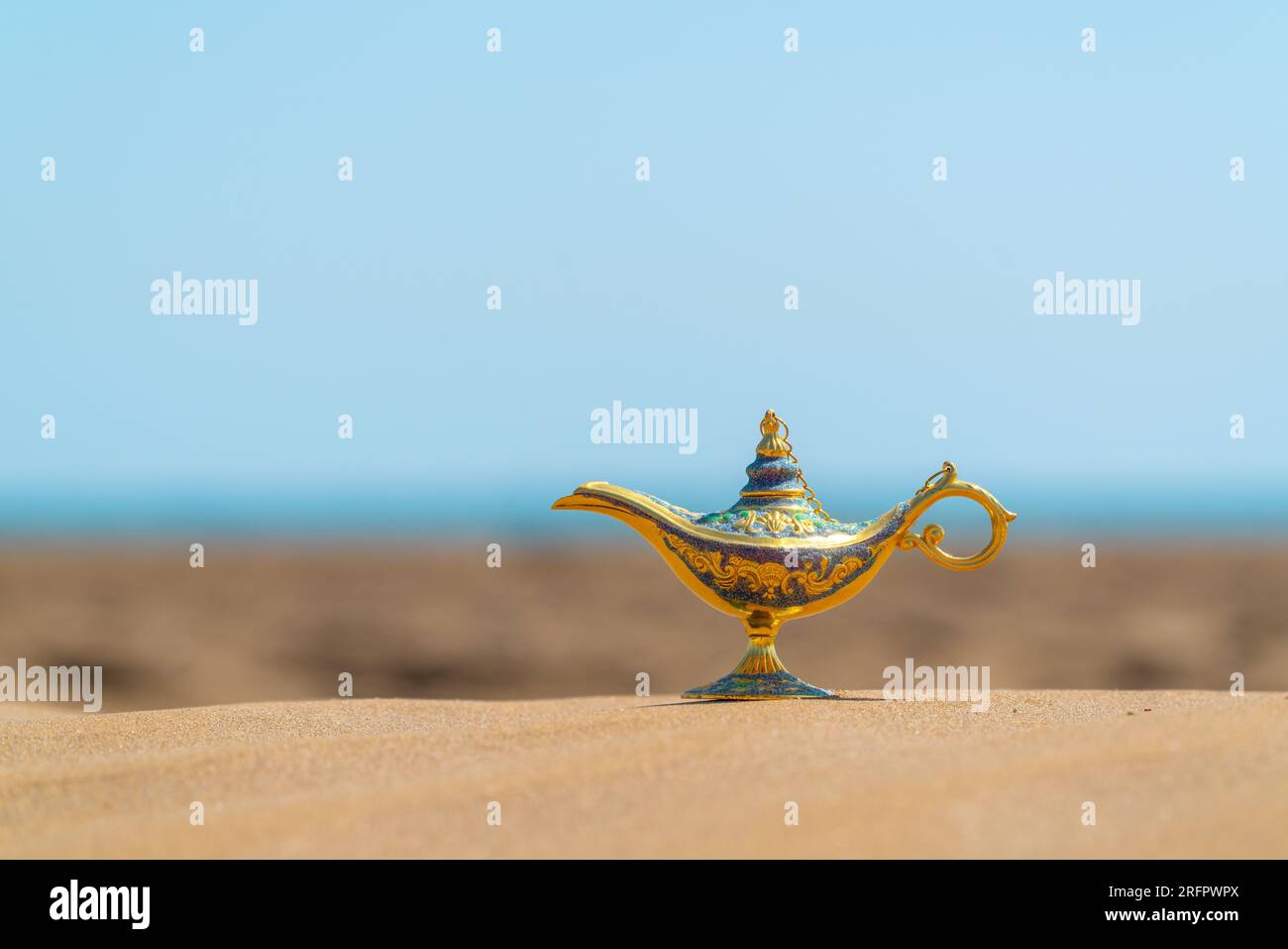 Handgefertigte Aladdin-Lampe im Vintage-Stil am Sand Stockfoto