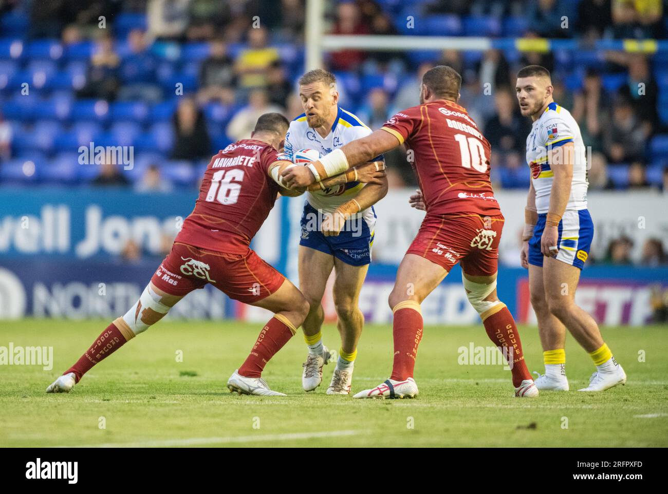 Warrington, Cheshire, England, 4. August 2023. Warrington Wolves Matt Dufty wird während der Warrington Wolves V Catalans Dragons im Halliwell Jones Stadium, der Betfred Super League, Warrington angegriffen (Kreditbild: ©Cody Froggatt/Alamy Live News) Stockfoto