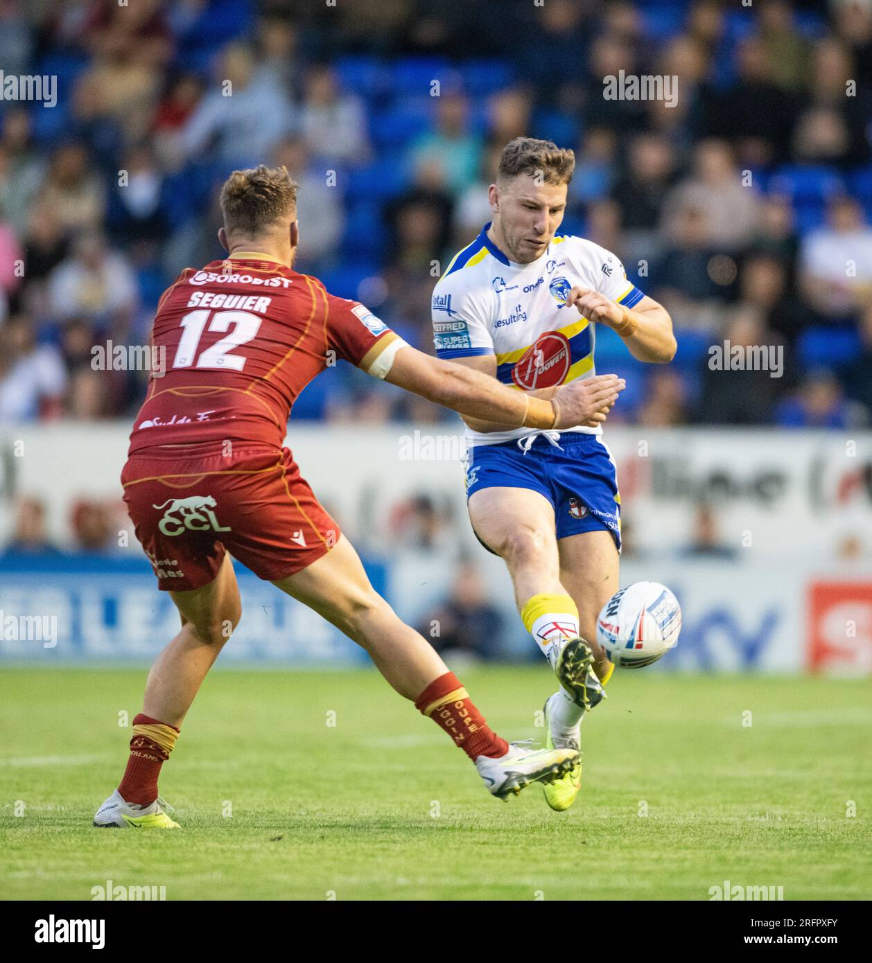 Warrington, Cheshire, England, 4. August 2023. Warrington Wolves George Williams tritt den Ball während Warrington Wolves V Catalans Dragons at the Halliwell Jones Stadium, The Betfred Super League, Warrington (Kreditbild: ©Cody Froggatt/Alamy Live News) Stockfoto