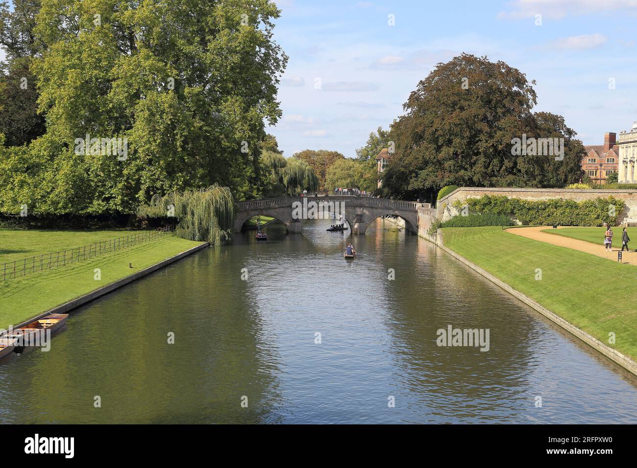 CAMBRIDGE, GROSSBRITANNIEN - 8. SEPTEMBER 2014: Dies ist der Fluss Сam, der durch die Stadt fließt, am Rücken von Universitätshochschulen. Stockfoto CAMBRIDGE, GROSSBRITANNIEN - 8. SEPTEMBER 2014: Dies ist der Fluss Сam, der durch die Stadt fließt, am Rücken von Universitätshochschulen. Stockfoto