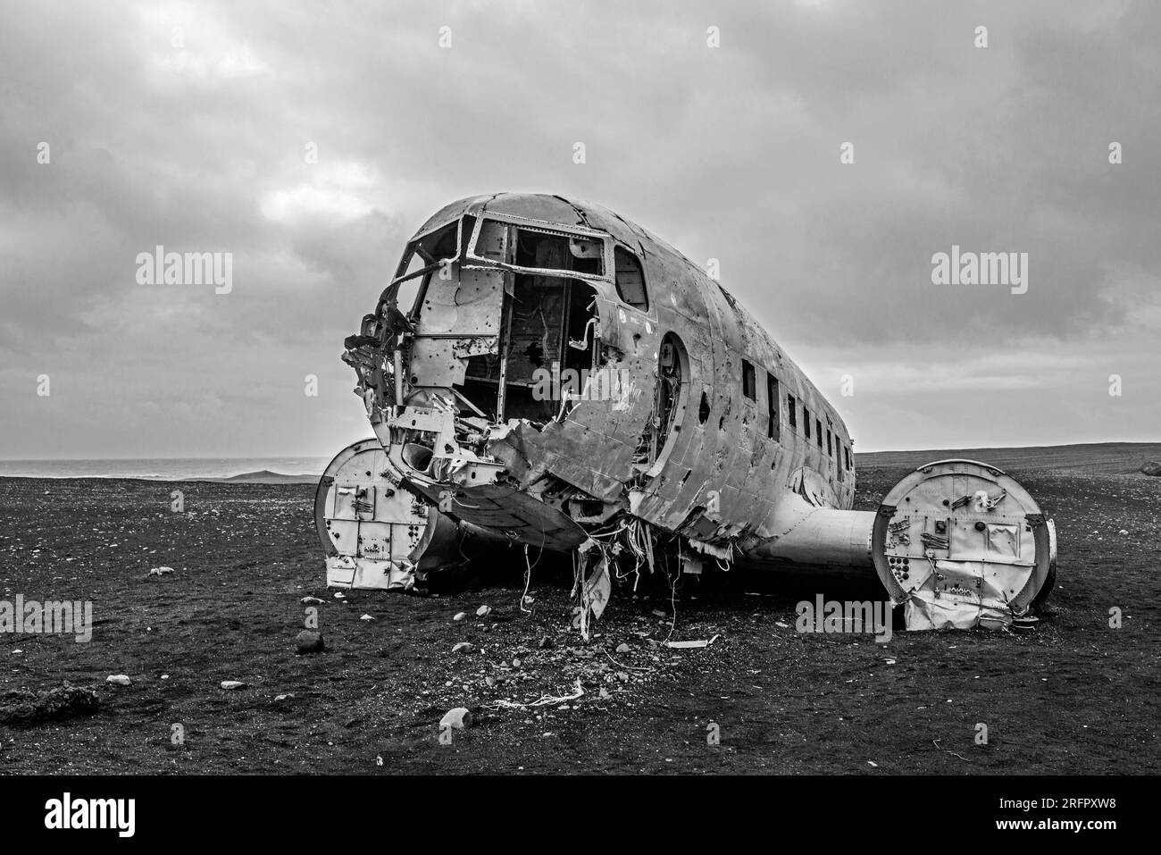 Beschädigte Dakota-Flugzeuge nach der Landung auf einem schwarzen Sandstrand in Südisland und erodierte langsam und allmählich. Stockfoto