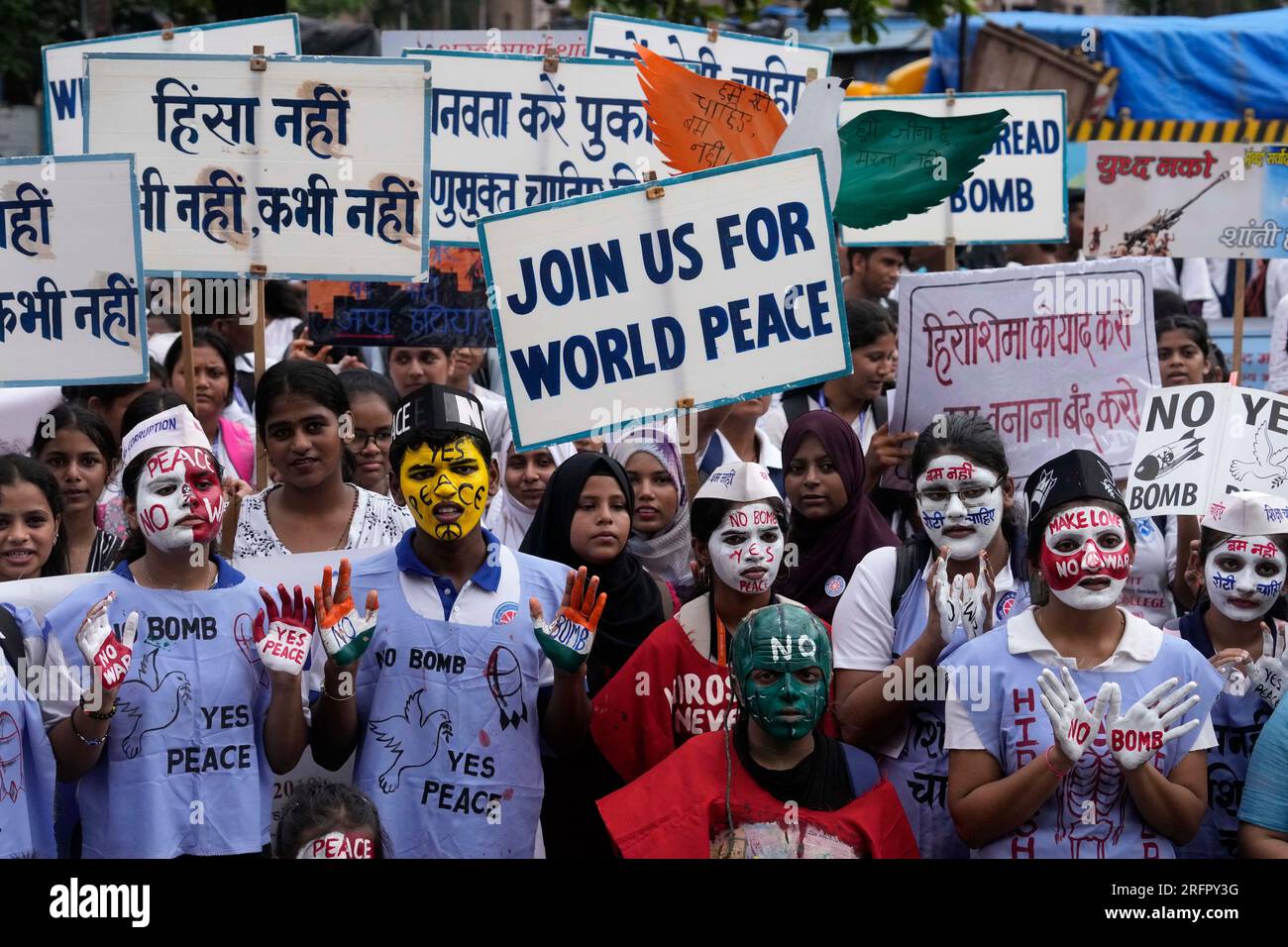 Students participate in a peace rally to mark the anniversary of World War II atomic bombing of Hiroshima and Nagasaki in Mumbai, India, Saturday, August 5, 2023. (AP Photo/Rajanish Kakade) Stockfoto