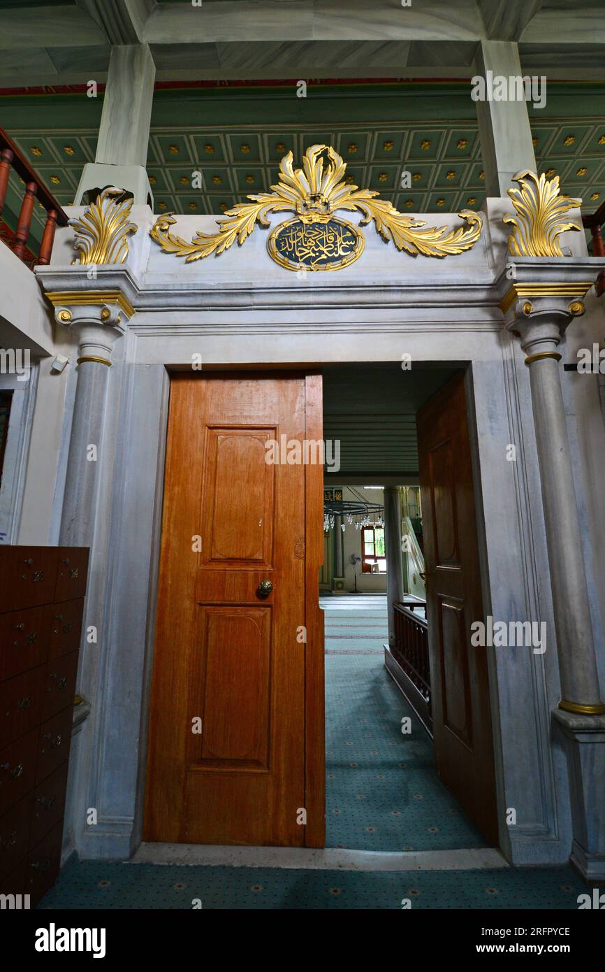 Die Defterdar Tahir Efendi Moschee in Istanbul, Türkei, wurde 1826 von Mehmed Tahir Efendi erbaut. Stockfoto