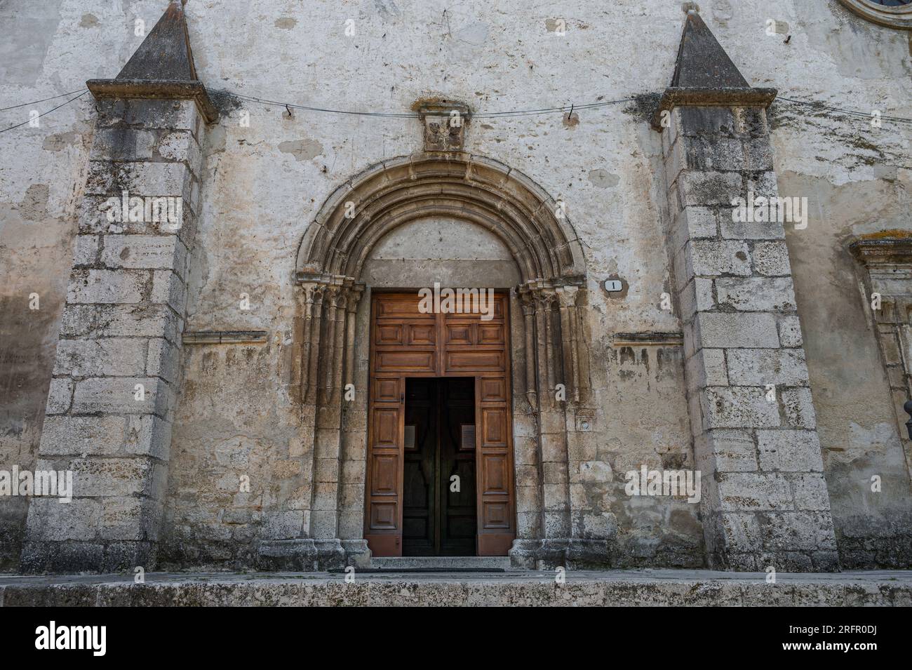 Die Pfarrkirche Santa Maria della Valle, auch bekannt als dell'Assunta, ist die wichtigste Kirche von Scanno. Es befindet sich auf dem gleichnamigen Platz, Stockfoto