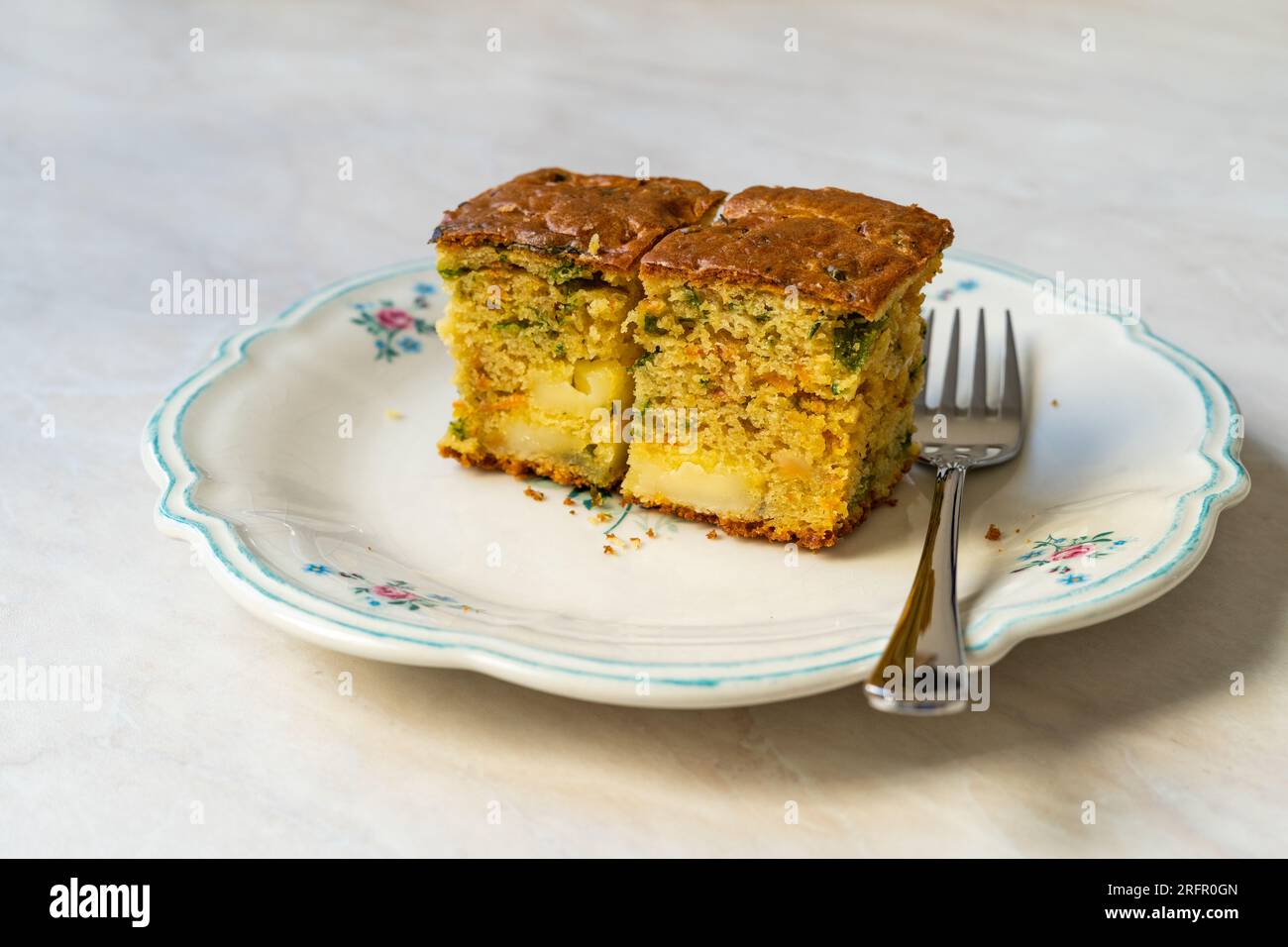 Hausgemachte salzige Kuchenschnitzel mit Gemüse. Fertig zum Essen. Stockfoto