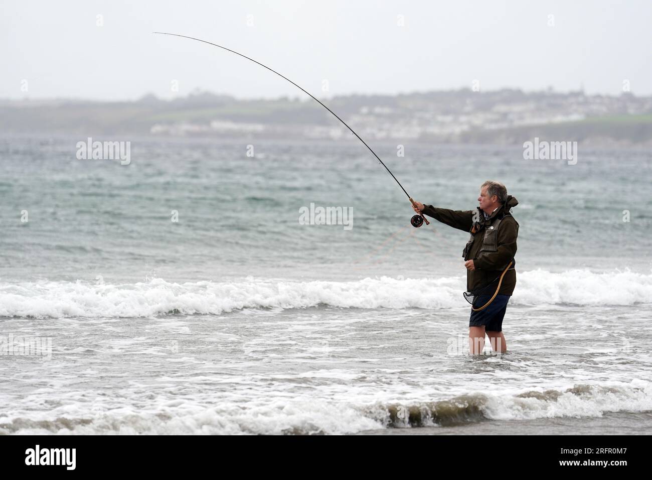 Ein Fischer am Carne Beach in Cornwall wurde als Lebensgefahr herausgegeben, da der Sturm Antoni in Teile Großbritanniens eindringt und starken Regen und Wind mit sich bringt. Foto: Samstag, 5. August 2023. Stockfoto