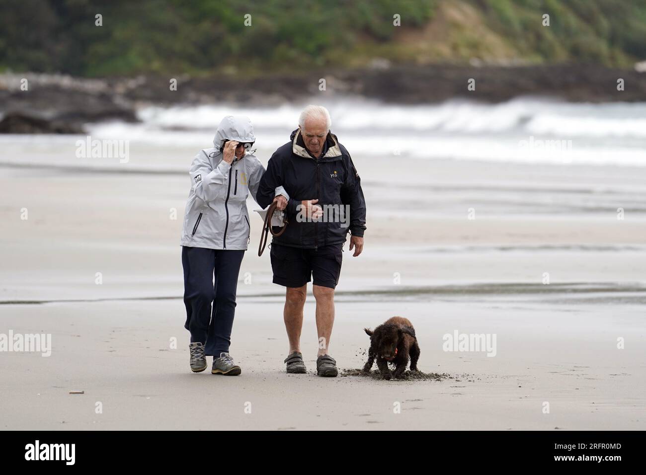 Hundefreunde am Carne Beach in Cornwall wurden als Lebensgefahr gewarnt, da der Sturm Antoni in Teile Großbritanniens eindringt und starken Regen und Wind mit sich bringt. Foto: Samstag, 5. August 2023. Stockfoto
