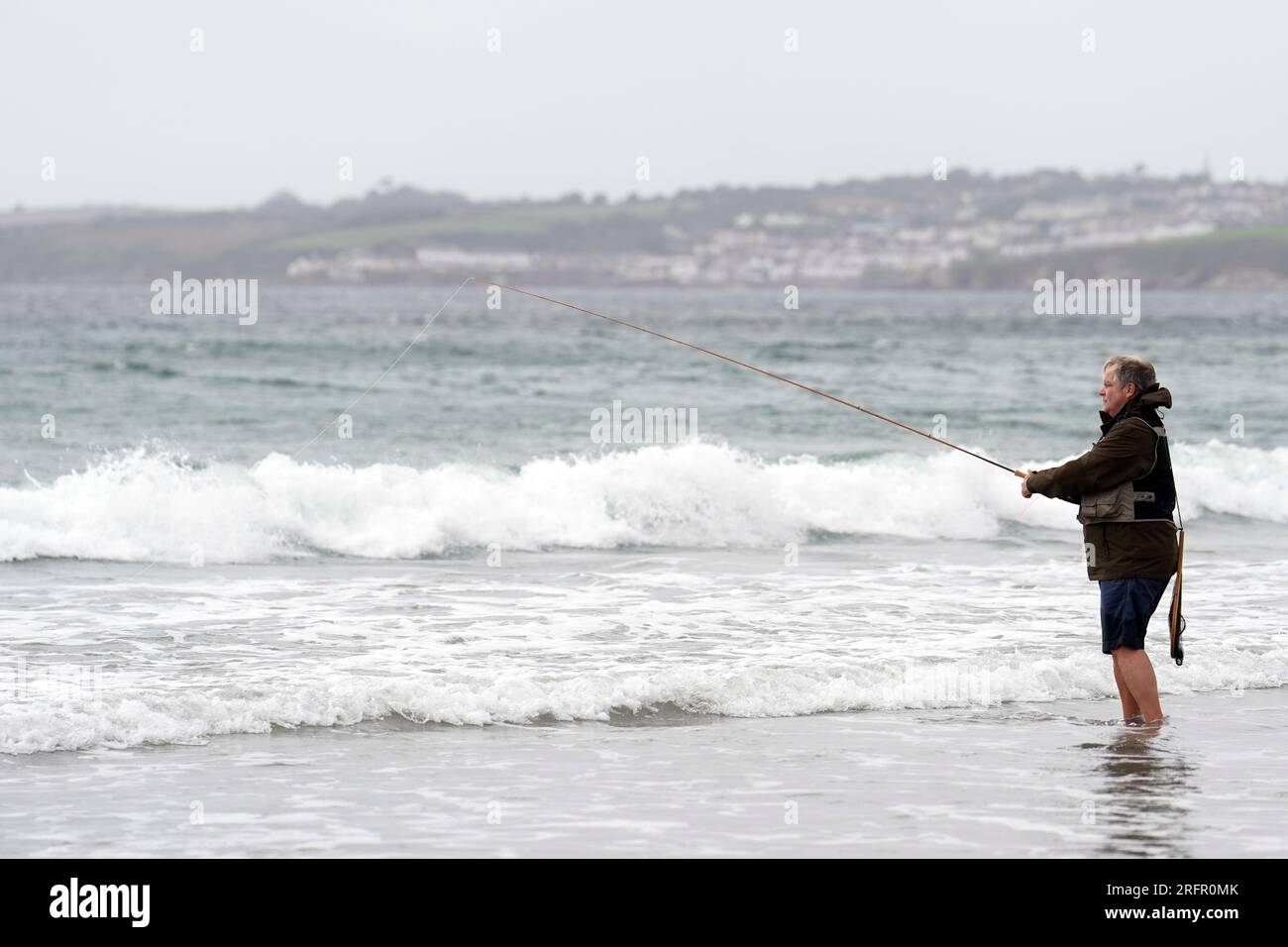Ein Fischer am Carne Beach in Cornwall wurde als Lebensgefahr herausgegeben, da der Sturm Antoni in Teile Großbritanniens eindringt und starken Regen und Wind mit sich bringt. Foto: Samstag, 5. August 2023. Stockfoto