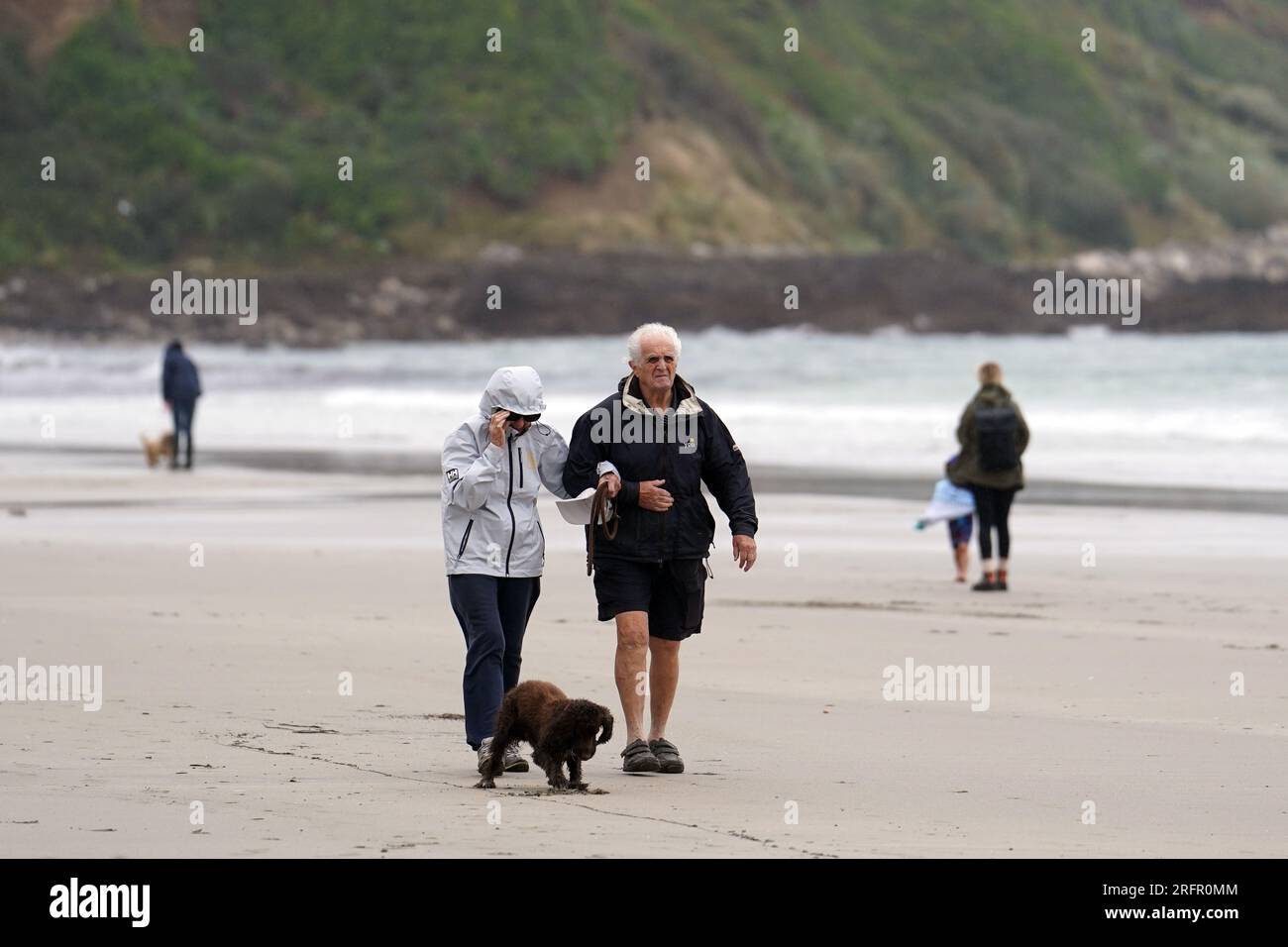 Hundefreunde am Carne Beach in Cornwall wurden als Lebensgefahr gewarnt, da der Sturm Antoni in Teile Großbritanniens eindringt und starken Regen und Wind mit sich bringt. Foto: Samstag, 5. August 2023. Stockfoto
