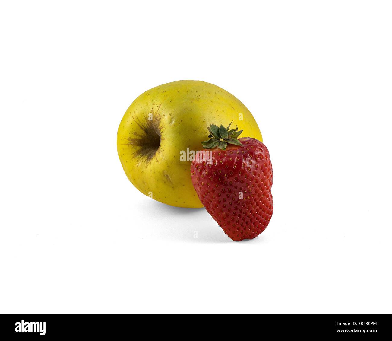 Apfel und Erdbeere auf einem isolierten weißen Hintergrund. Stockfoto