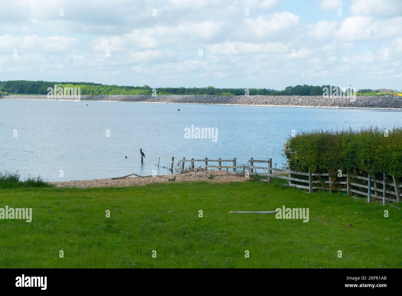 Der Staudamm in Rutland, der in den 1970er Jahren aus Lehm gebaut wurde Stockfoto Der Staudamm in Rutland, der in den 1970er Jahren aus Lehm gebaut wurde Stockfoto
