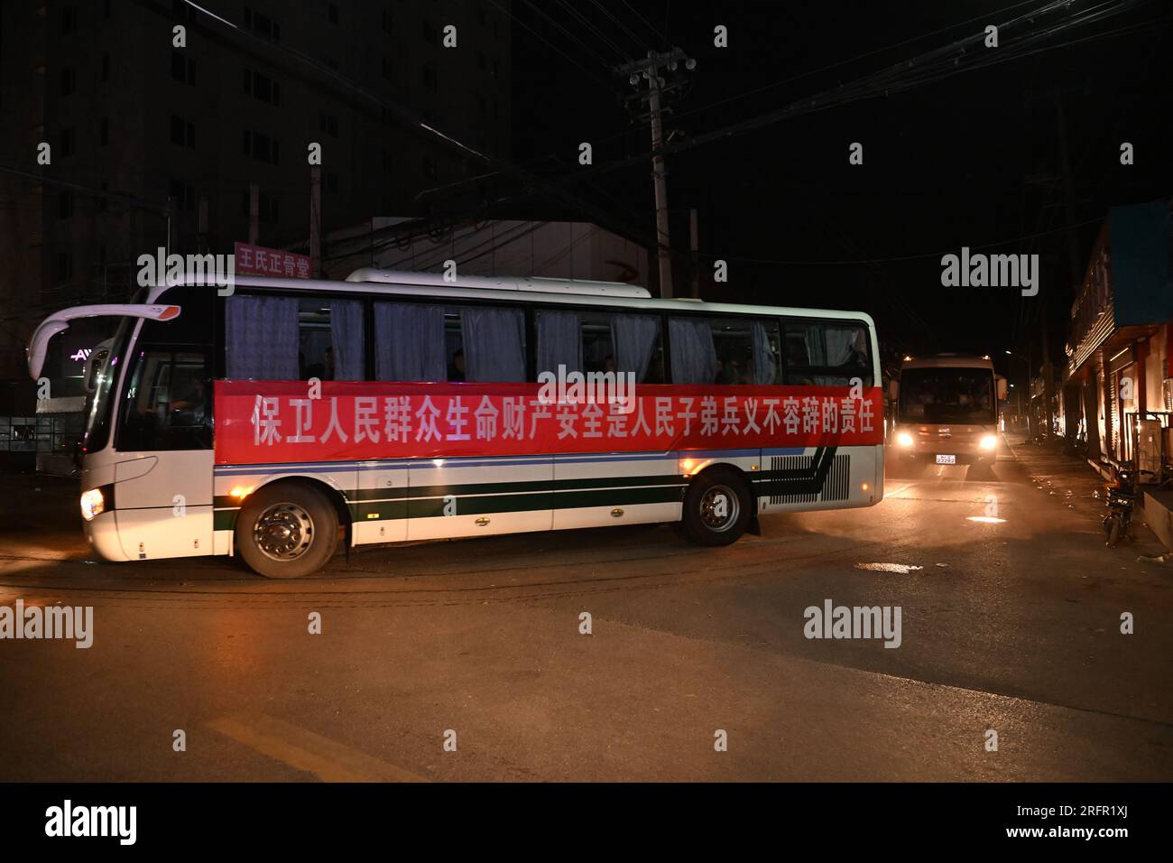 (230805) -- TIANJIN, 5. August 2023 (Xinhua) -- Mitglieder der bewaffneten Polizei in Tianjin nehmen den Bus in Taitou, Stadt Jinghai, nordchinesische Gemeinde Tianjin, 4. August 2023. Alle Bewohner von 18 Dörfern unter der Verwaltung der Stadt Taitou wurden vor dem 3. August in Sicherheit evakuiert. Alle Hochwasserrettungsteams der Stadt, einschließlich der bewaffneten Polizei in Tianjin, des Blue Sky Rescue Teams, lokaler Beamter und Rettungskräfte, stehen bereit, um sich auf die Überschwemmungen des flussaufwärts gelegenen Flusses vorzubereiten, der voraussichtlich am 4. August hier ankommen wird. (Xinhua/Sun Fanyue) Guthaben: Xinhua/ Stockfoto