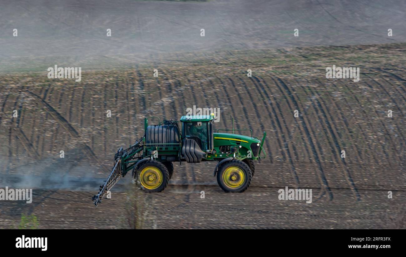 Traktor Spray Dünger Sprühen Pestizide auf grünes Feld, Landwirtschaft Hintergrund Konzept. Stockfoto