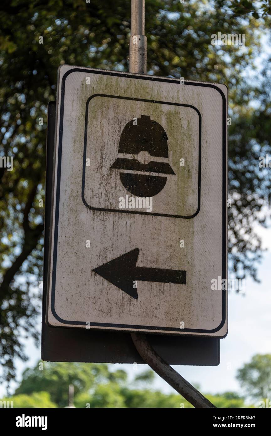 Straßenschild der italienischen Polizei mit dem Hinweis auf die nahe gelegene Comune Di Lucca Comando Vigili Urbani (Stadtverwaltung der Verkehrspolizei Lucca) auf der Piazzale Stockfoto