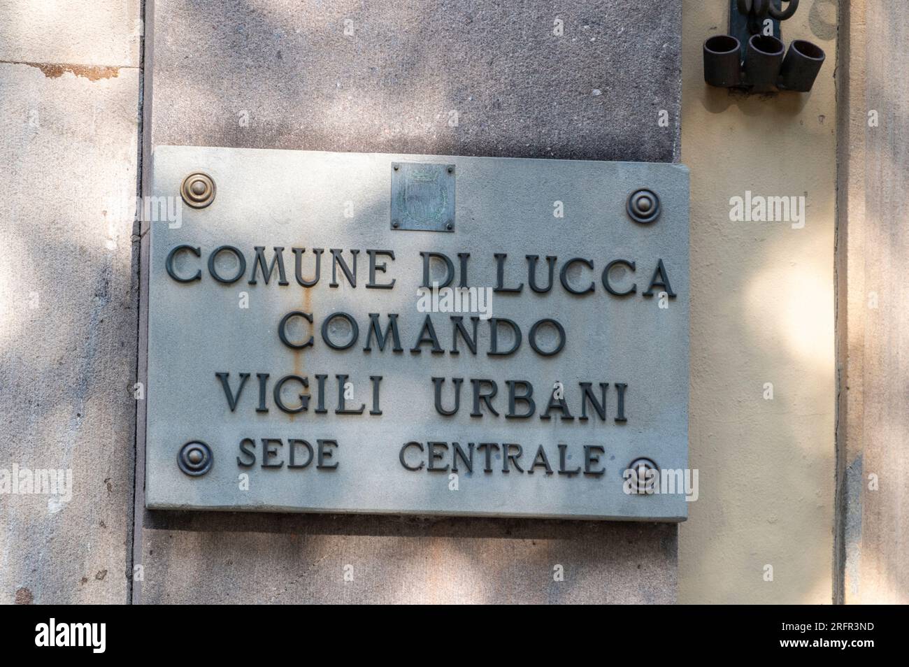 Comune Di Lucca Comando Vigili Urbani ( Stadtverwaltung der Verkehrspolizei Lucca) auf der Piazzale S. Donato in der Stadt Lucca in der Toskana (Reg Stockfoto