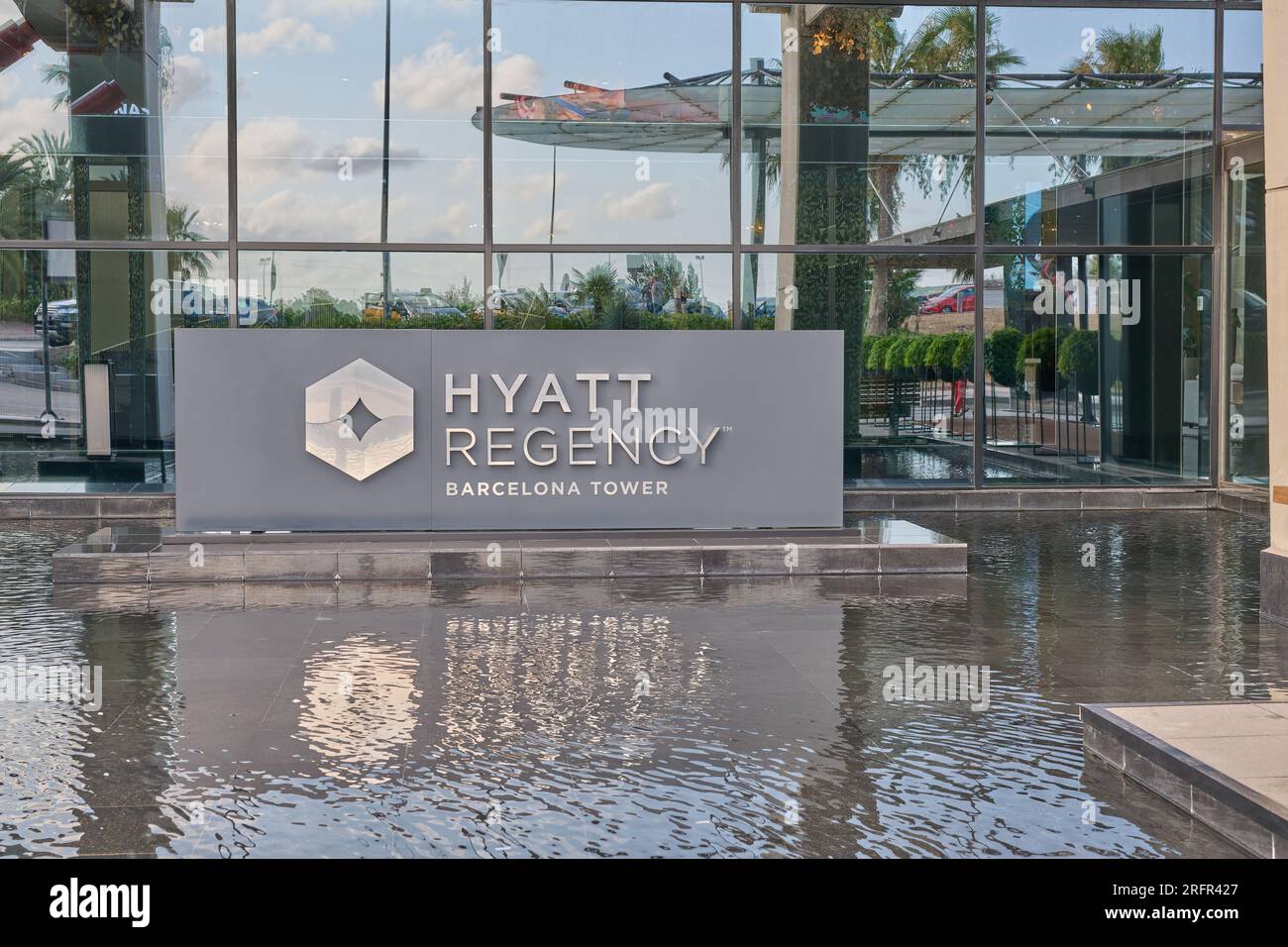 04.08.2023. Barcelona, Spain, Schild am Haupteingang des hyatt Regency barcelona Tower Hotels in bellvitge Stockfoto