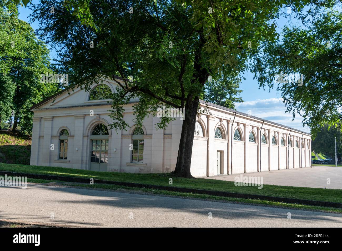 Das lange weiße Gebäude mit großen bogenförmigen Fenstern ist das Padiglione Panini - Ex Cavallerizza ( Panini Pavillon - Ex Horsewoman) auf der Piazzale Stockfoto