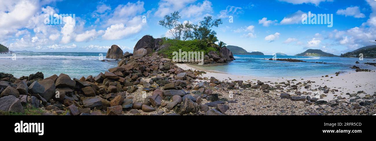 Wunderschönes Panorama vom Hafen verklebter Strand, sonniger Tag, blaues Meer und türkisfarbenes Wasser, Mahe, Seychellen Stockfoto