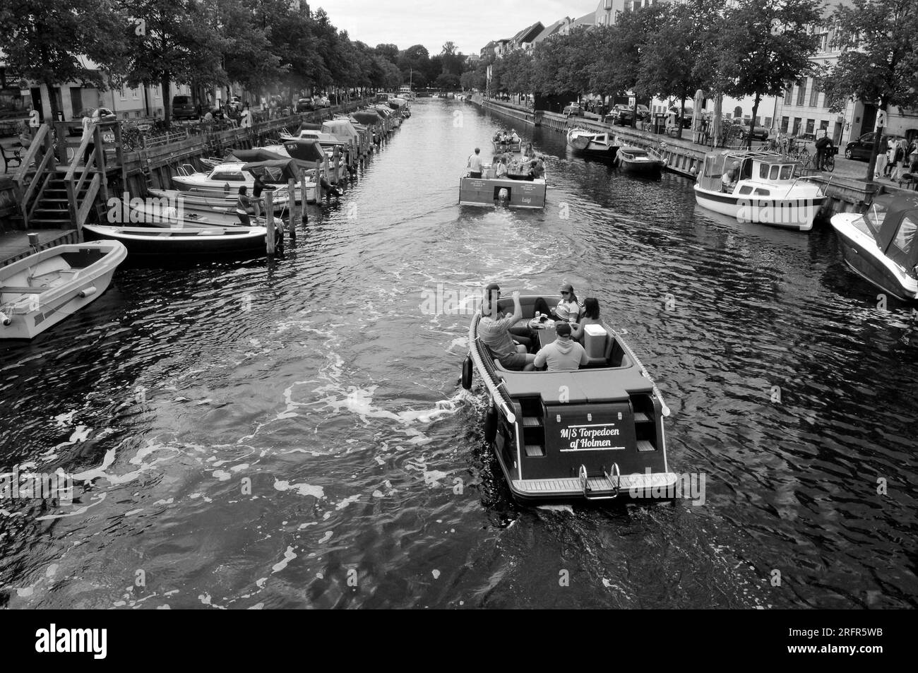 Kopenhagen /Dänemark / 05. August 2023,/Menschen genießen den Tag in kleinen Booten, die auf dem Kanal christianshavn auf der Insel Amager in der Hauptstadt fahren. (Foto.Francis Dean/Dean Pictures) Stockfoto