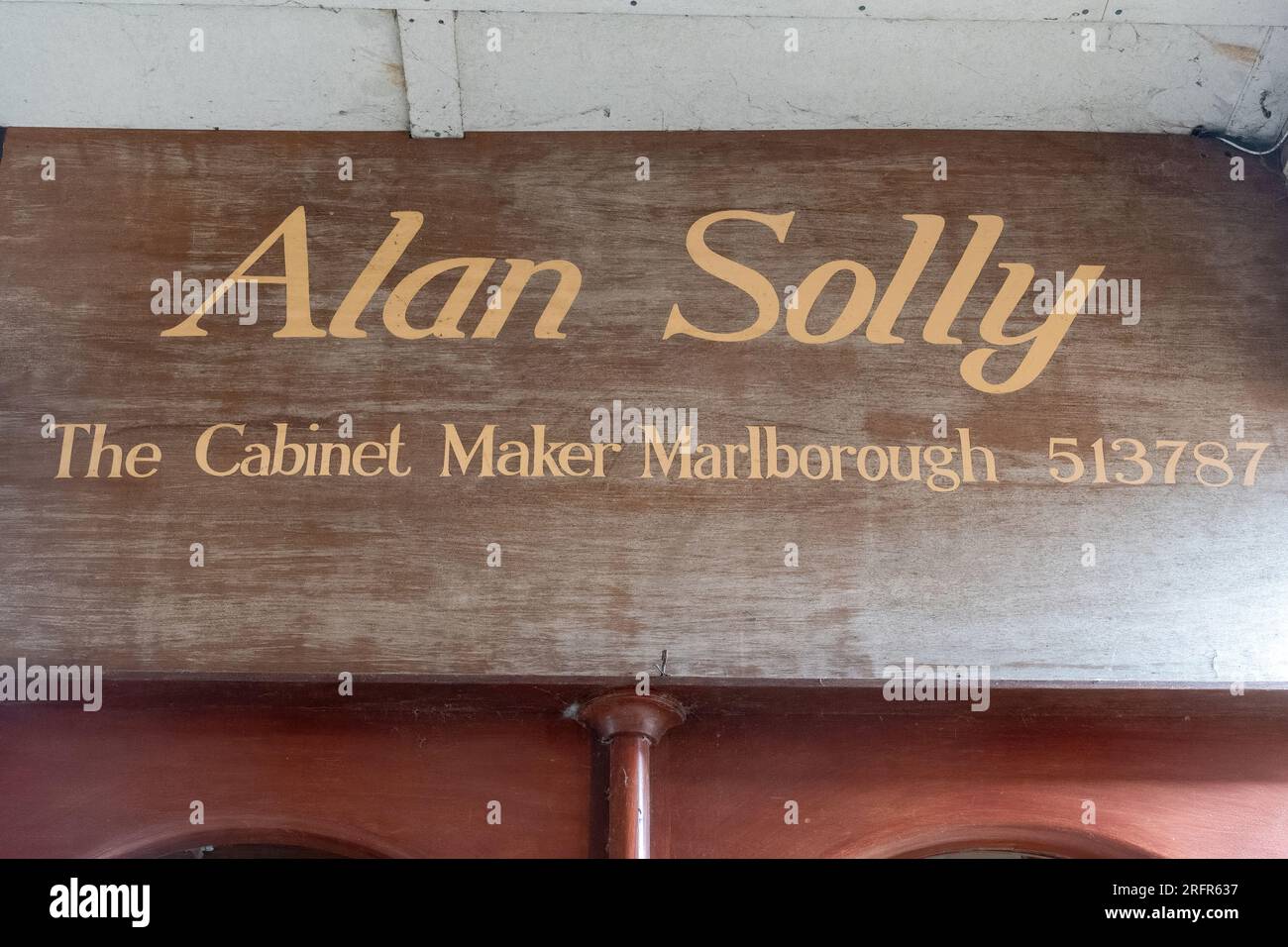Altes Schild für Alan Solly, den Kabinettsmacher in Marlborough, Wiltshire, England, Großbritannien. Ehemalige Werkstatt in Hughenden Yard Stockfoto