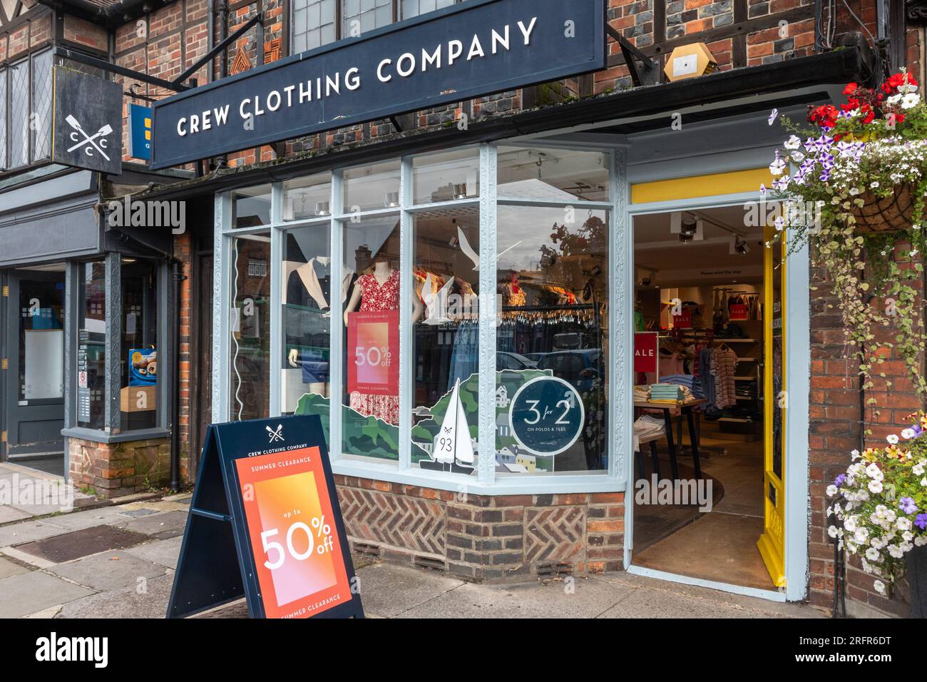Crew Clothing Company Shop auf der High Street im Stadtzentrum von Marlborough, Wiltshire, England, Großbritannien Stockfoto