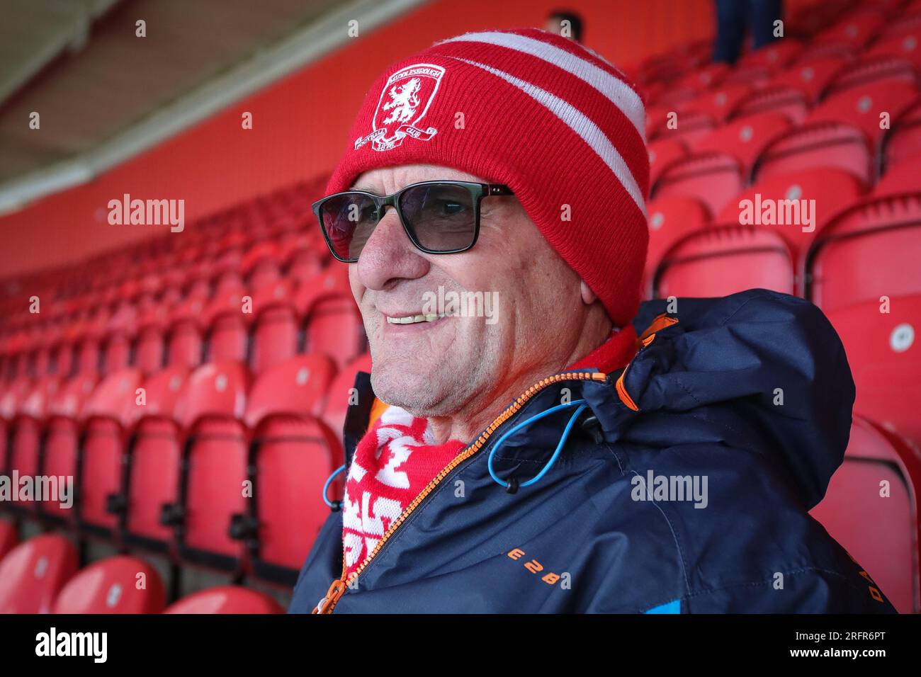 Ein Unterstützer von Middlesbrough nimmt vor dem Sky Bet Championship-Spiel Middlesbrough vs Millwall im Riverside Stadium, Middlesbrough, Großbritannien, 5. August 2023 seinen Platz beim Eröffnungsspiel der Saison ein (Foto von James Heaton/News Images) Stockfoto