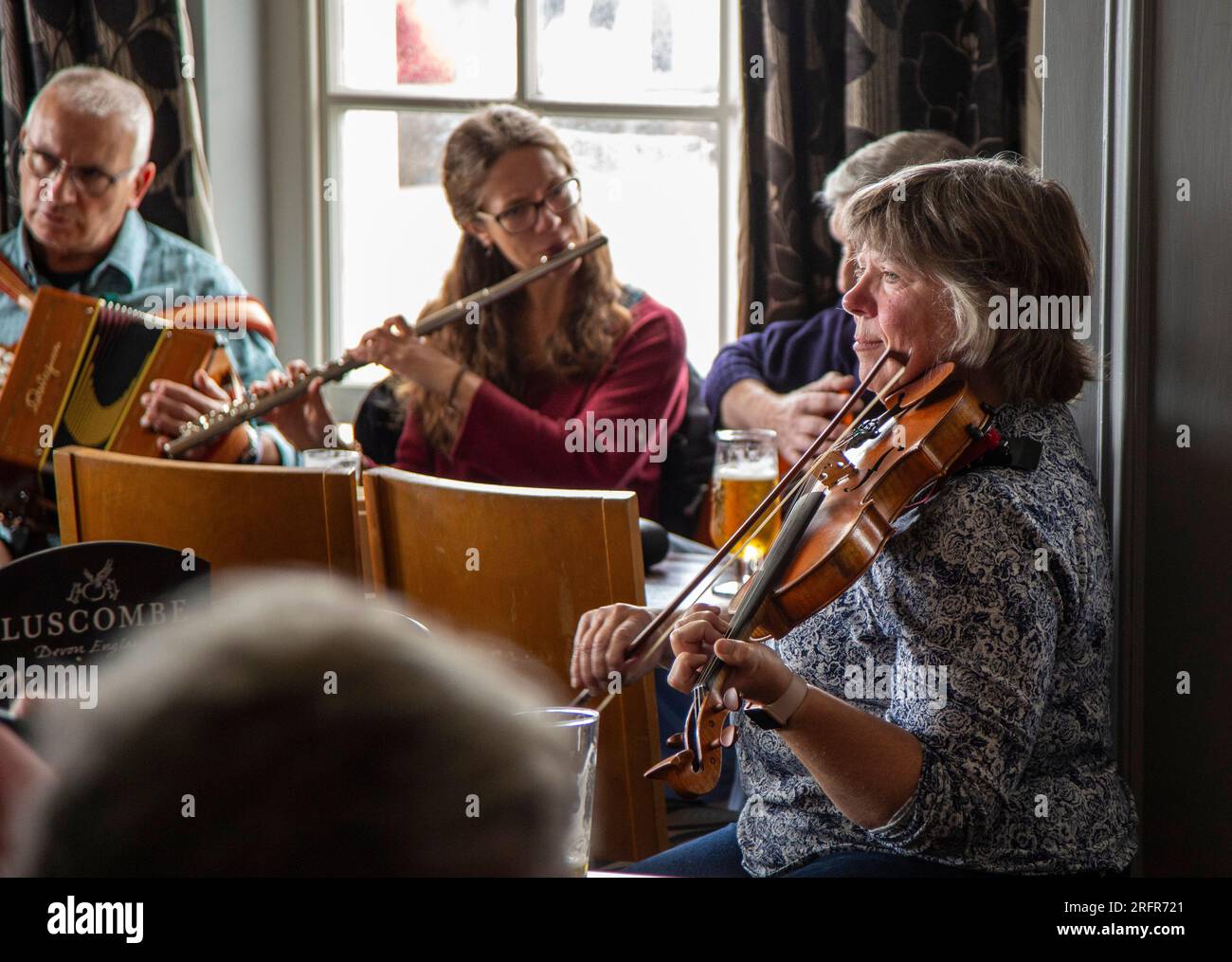 Sidmouth, 5. August 23 Musiker veranstalten in jeder Kneipe und Bar der Stadt eine endlose Jam-Session. Jetzt im 68. Jahr beginnt das Sidmouth Folk Festival heute und dauert bis Freitag, den 11. Seit den bescheidenen Anfängen des Jahres 1955 bringt die Veranstaltung heute Zehntausende von Musikern und Tänzern zusammen, für eine Woche voller Volkskunst. Kredit: Photo Central/Alamy Live News Stockfoto