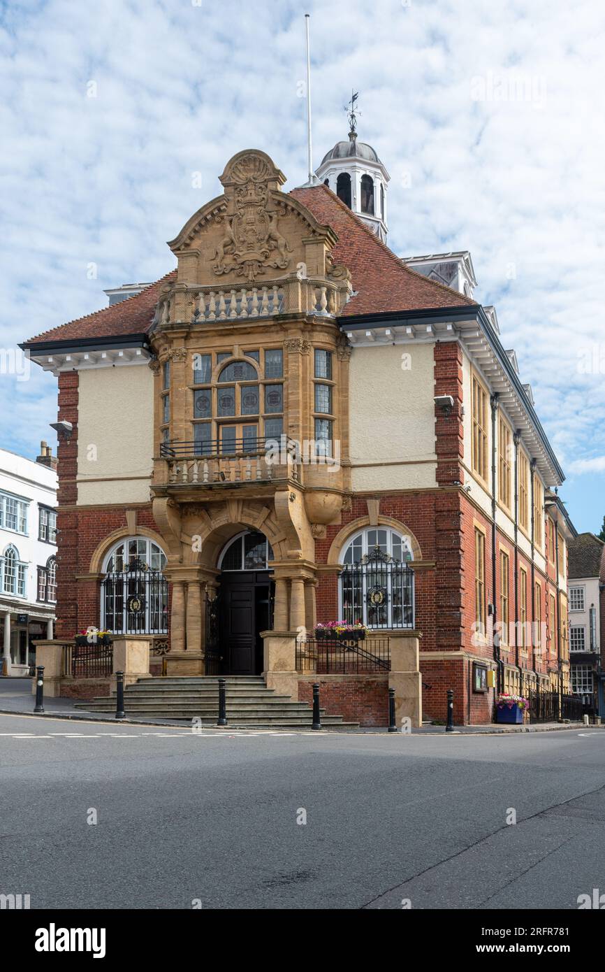 Marlborough Town Hall an der High Street in Marlborough, Wiltshire, England, Großbritannien, ein denkmalgeschütztes Gebäude der Kategorie II. Stockfoto