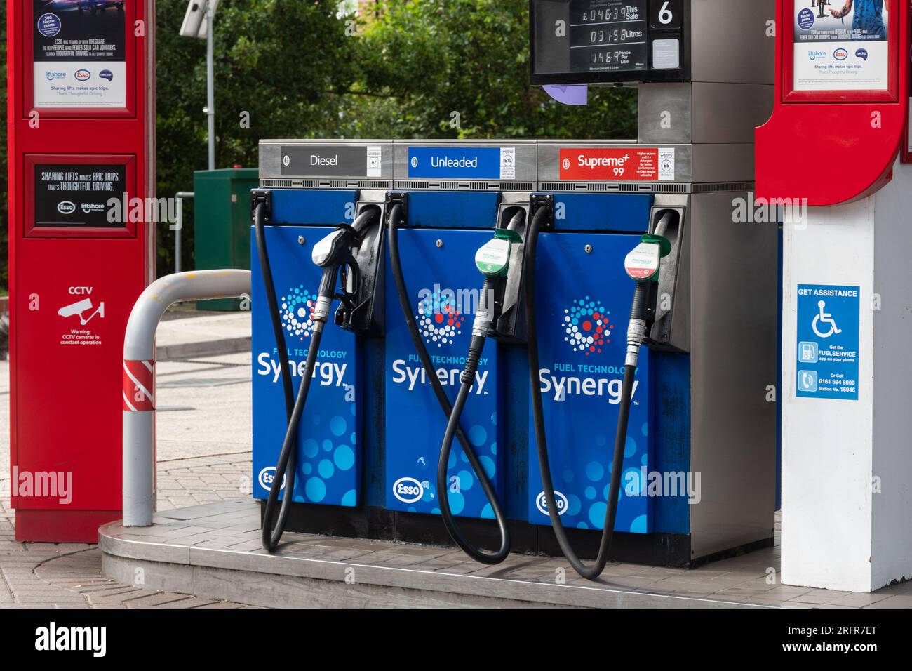 Synergie-Benzinpumpen an einer Esso-Tankstelle, bleifreies Benzin, Diesel, England, Großbritannien Stockfoto