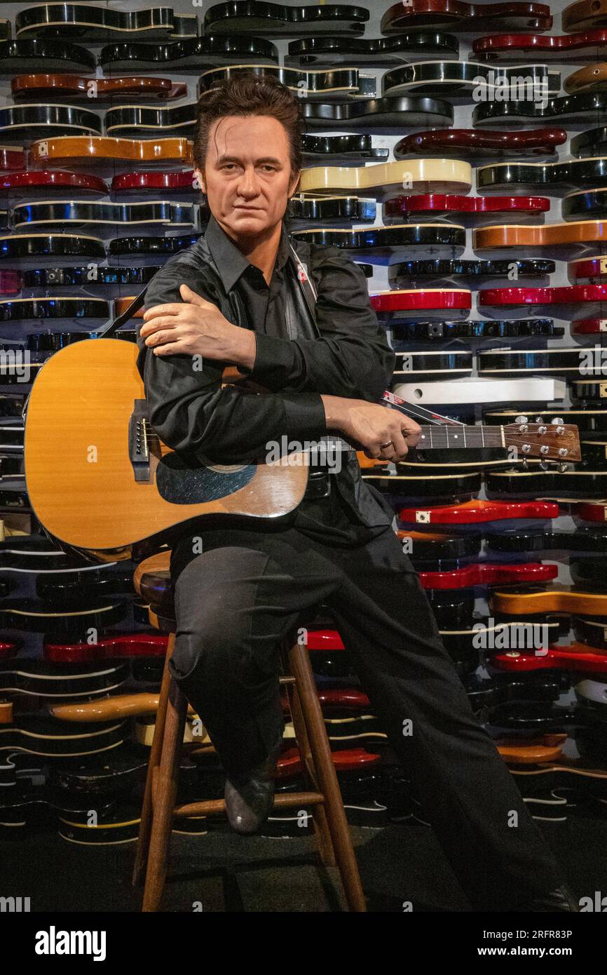 Johnny Cash, Madame Tussauds Wachsstatue, steht vor der Gitarrenwand im