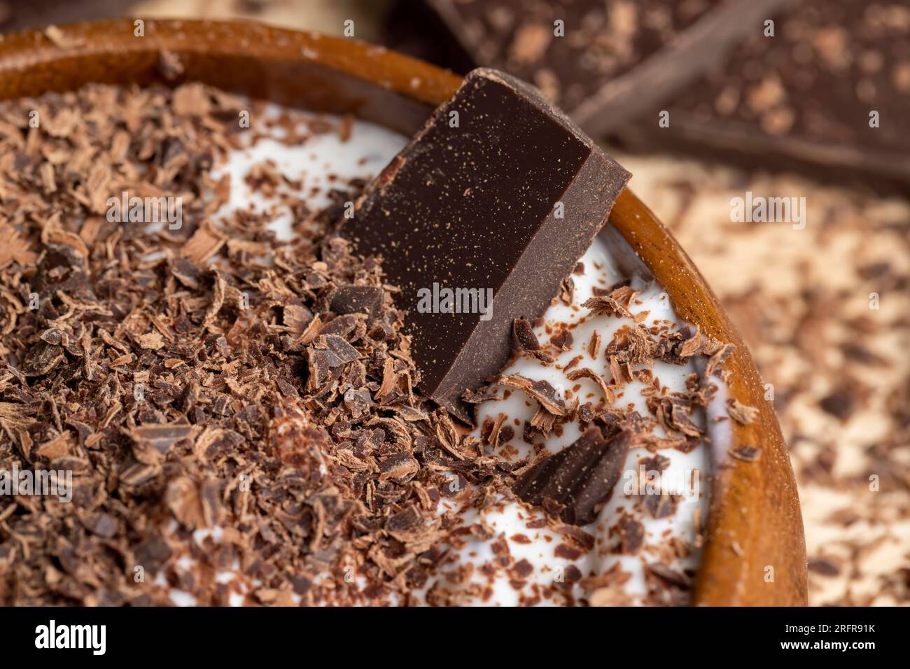 Joghurt aus Sahne mit Schokoladenstücken und Krümeln, hausgemachter Joghurt aus Milchprodukten mit Milchschokolade Stockfoto