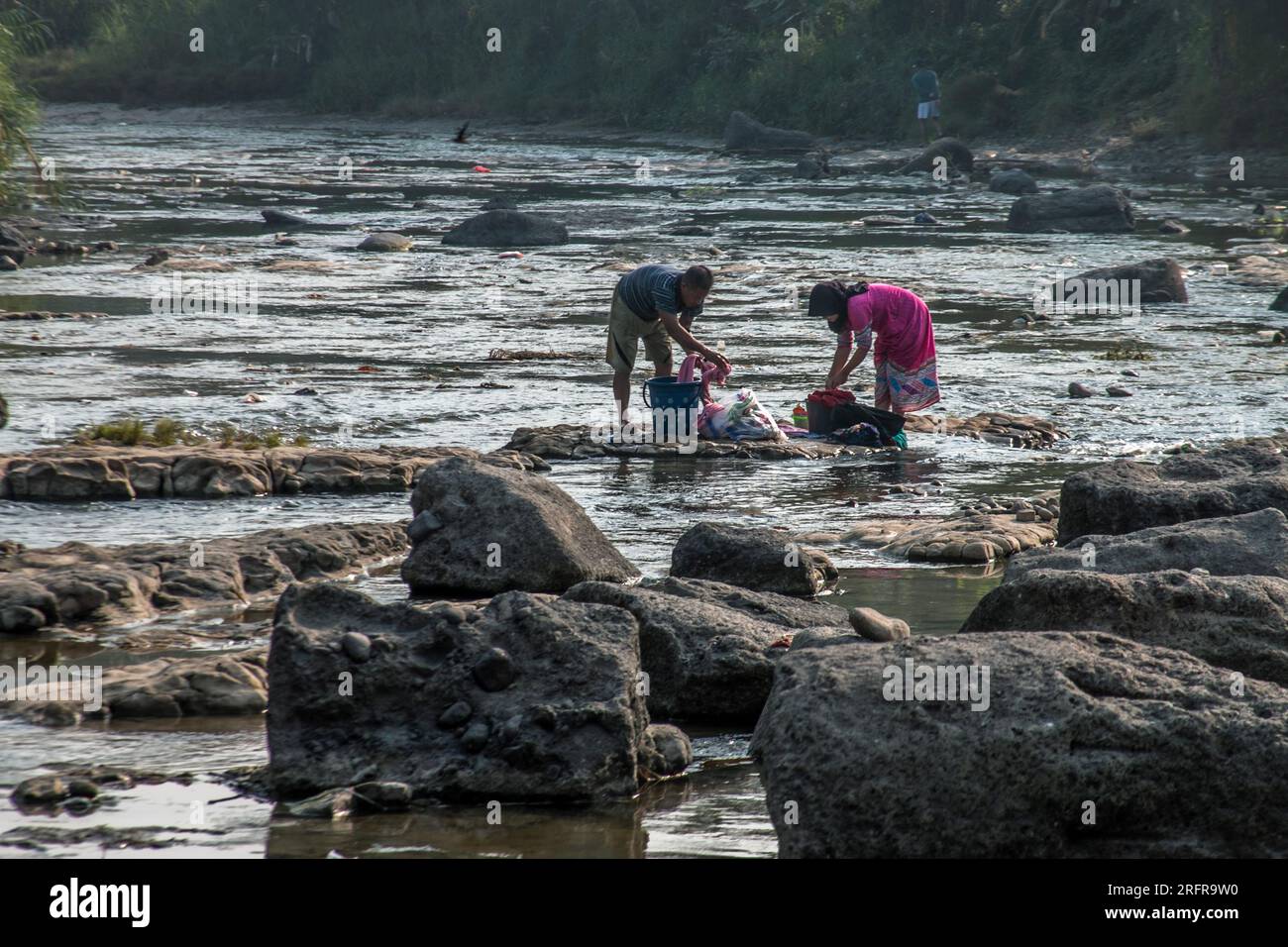 Bogor, Indonesien - 05. August 2023: Aktivitäten von Einwohnern in Bogor, Wäsche waschen im Fluss Stockfoto