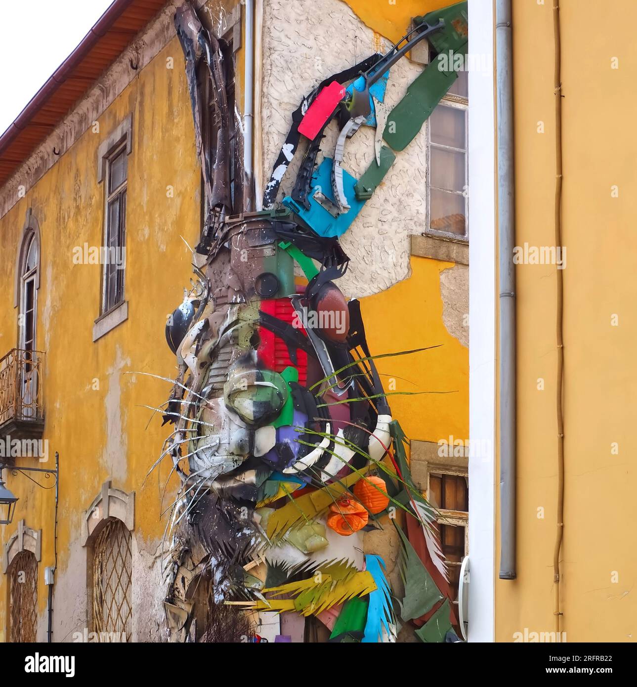 Halbkaninenskulptur von Bordalo II in Gaia bei Porto, Portugal Stockfoto