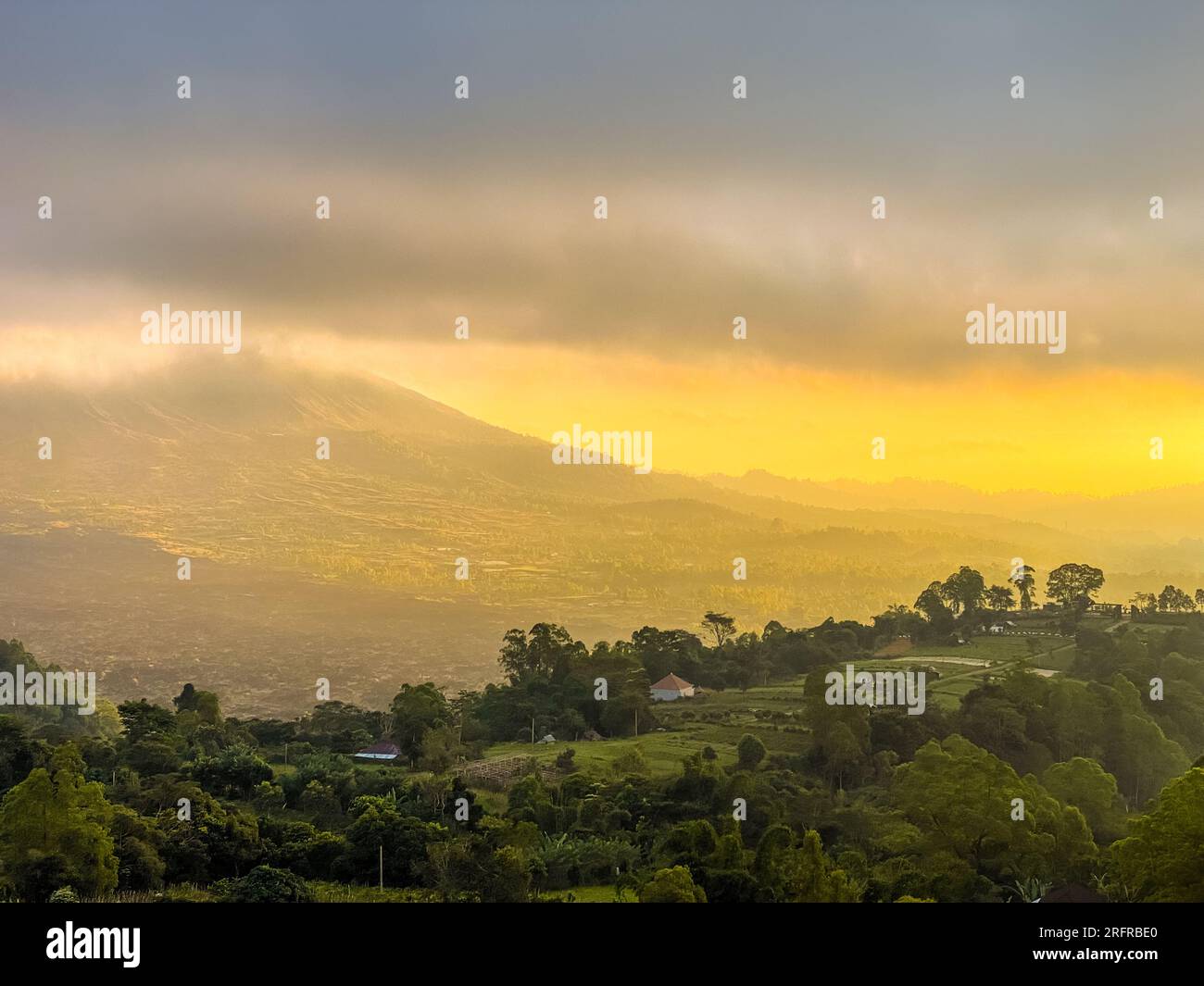 Atemberaubender Blick auf den Berg Abang und den Batur-See bei Sonnenaufgang in der Region Kintamani, Bali Stockfoto