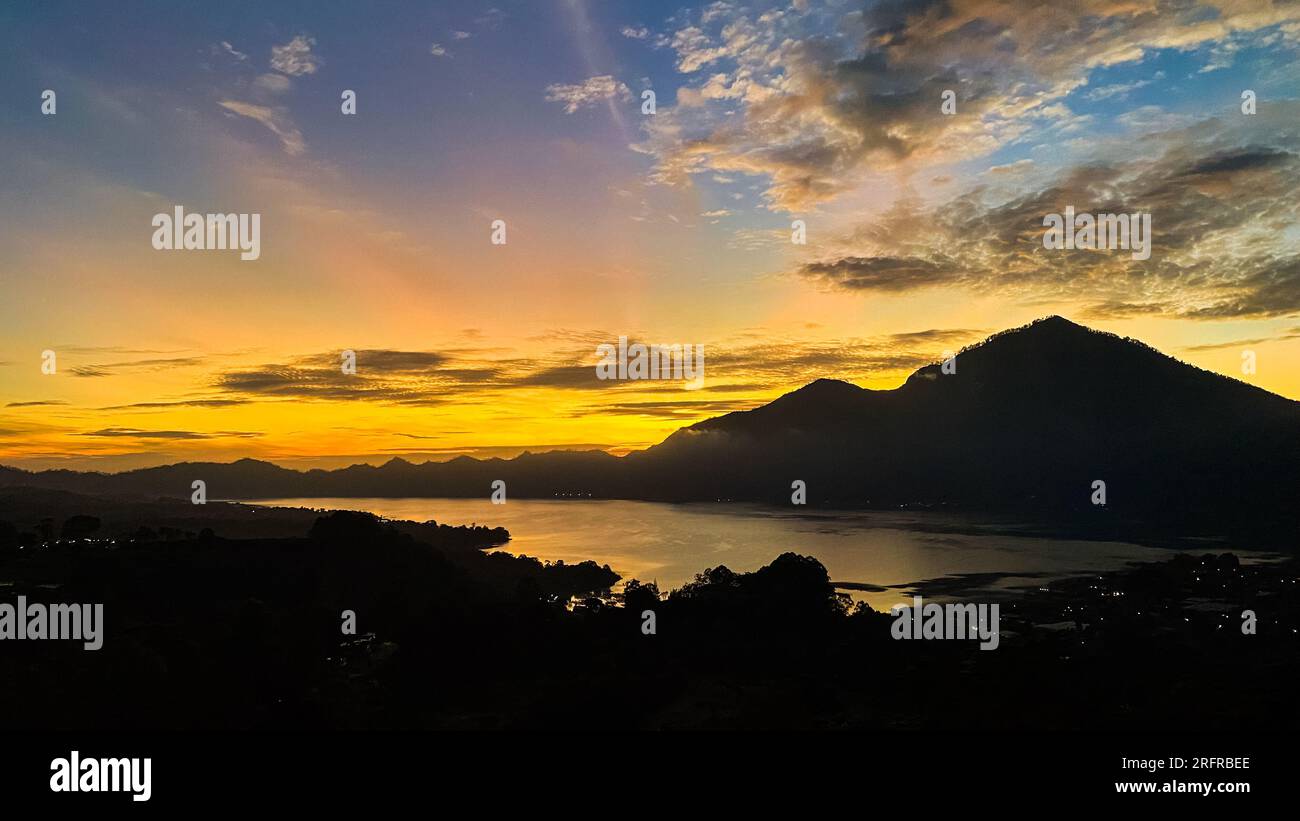 Atemberaubender Blick auf den Berg Abang und den Batur-See bei Sonnenaufgang in der Region Kintamani, Bali Stockfoto