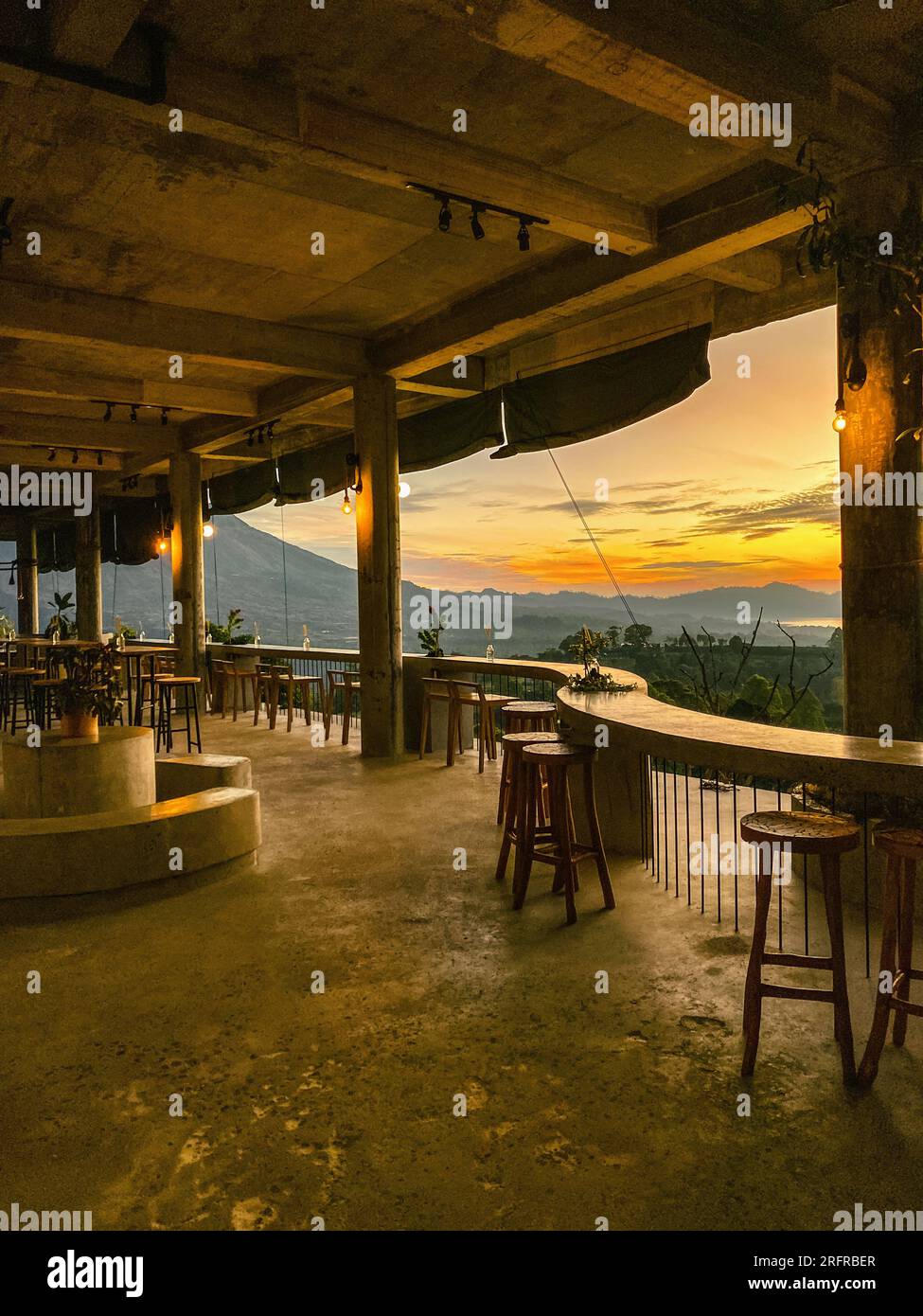Leeres Café bei Sonnenaufgang mit Blick auf den Vulkan Batur in der Region Kintamani, Bali Stockfoto