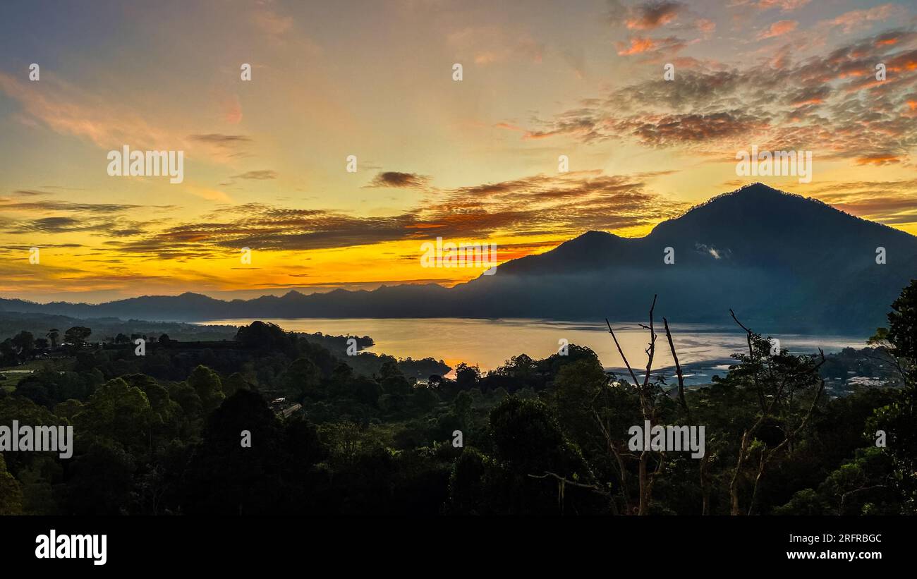 Atemberaubender Blick auf den Berg Abang und den Batur-See bei Sonnenaufgang in der Region Kintamani, Bali Stockfoto