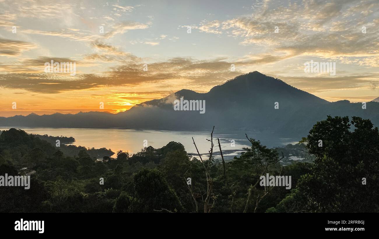Atemberaubender Blick auf den Berg Abang und den Batur-See bei Sonnenaufgang in der Region Kintamani, Bali Stockfoto
