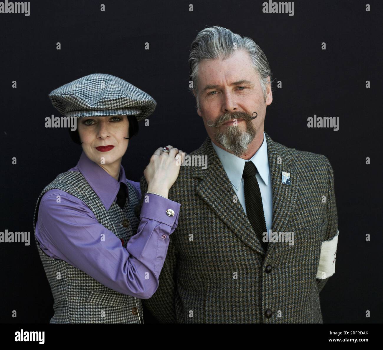Ein Paar in Tweed-Kleidung posiert beim Tweed Run, London, Großbritannien Stockfoto Ein Paar in Tweed-Kleidung posiert beim Tweed Run, London, Großbritannien Stockfoto