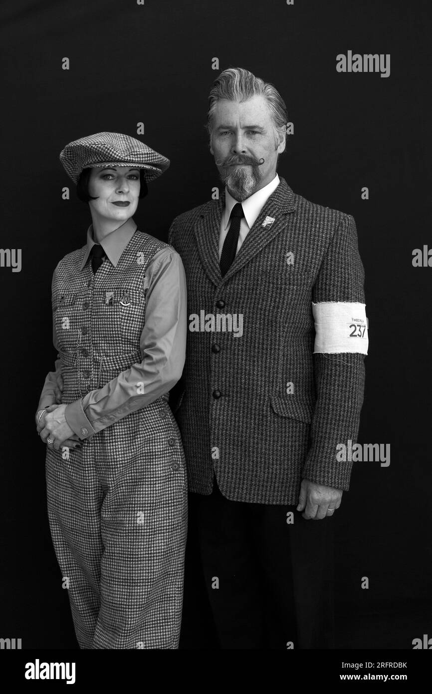 Ein Paar in Tweed-Kleidung posiert beim Tweed Run, London, Großbritannien Stockfoto Ein Paar in Tweed-Kleidung posiert beim Tweed Run, London, Großbritannien Stockfoto